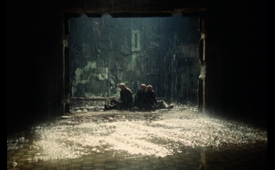In Stalker, di Andrej Tarkovskij, la pioggia e onnipresente, anche dentro gli edifici.