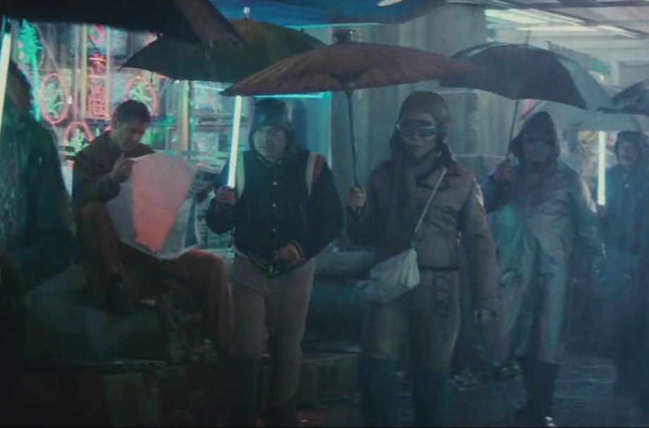 Tutte le scene esterne di Blade Runner di Ridley Scott mostrano la pioggia cadere, così come la scena topica, dove Rick Deckard incontra l’androide Roy Batty.
