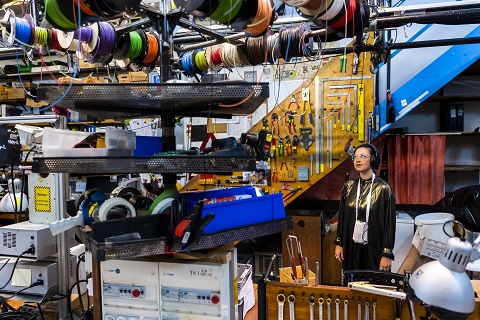 Una spettatrice si avventura nell’omaggio al Teatro di Vidy di Losanna (Keystone)