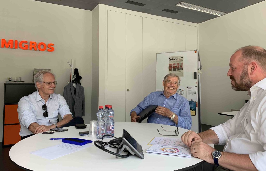 Da sinistra, Lorenzo Emma, Ulrico K. Hochstrasser e Mattia Keller riuniti per la prima volta attorno a un tavolo (Luca Corti)