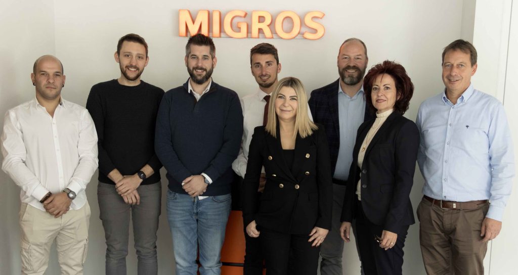 M. Ruberto, S. Schertenleib, S. Della Santa, G. Cassinelli, J. Banjac, M. Keller, Dir. Migros Ticino, R. Croce, Resp. HR, e J.-M.Bassani, Resp. vendita (Gaspari)