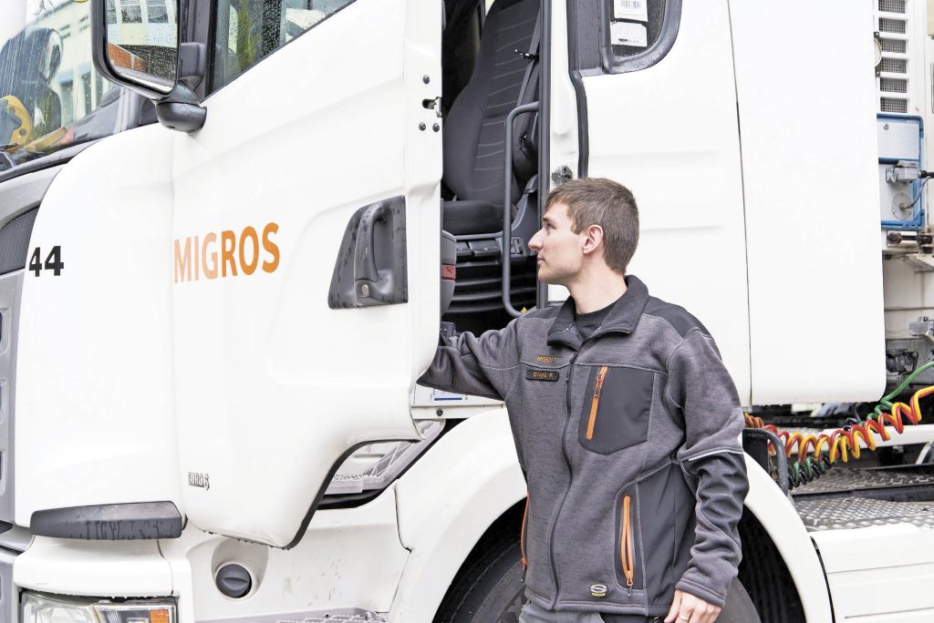 Un collaboratore di Migros Ticino con la nuova divisa (Dawis Pulga)