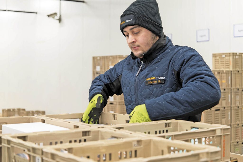 Un collaboratore di Migros Ticino con la nuova divisa (Dawis Pulga)