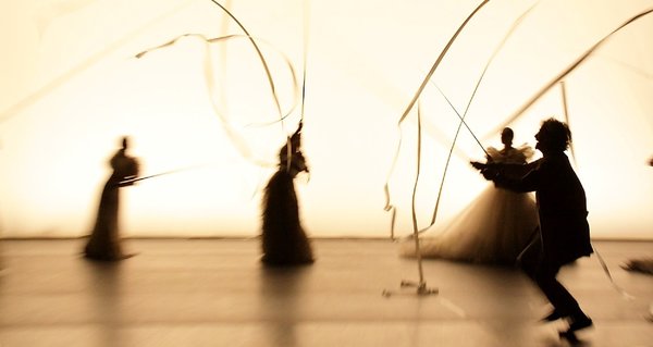 Un momento del suggestivo spettacolo di Daniele Finzi Pasca (finzipasca.com, foto V. Cangialosi)