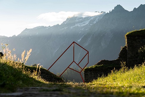 Alex Dorici, Arco geometrico, 2020, Metallo, vernice (© Yanik Bürkli, CLUS AG)