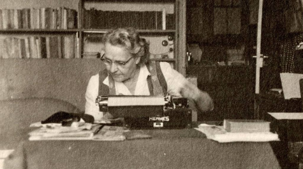 Elsa Bianconi-Poretti alla macchina da scrivere a Parigi verso il 1955