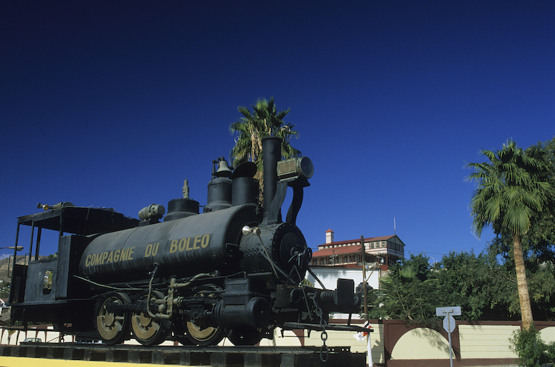 Santa Rosalia. Fondata (1884) dai francesi della El Boleo Copper Company). Il treno dietro la vecchia sede dell'azienda