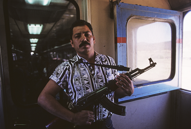 Personale armato sul treno panoramico da Chihuahua al Pacifico, tra Los Mochis e Chihuahua