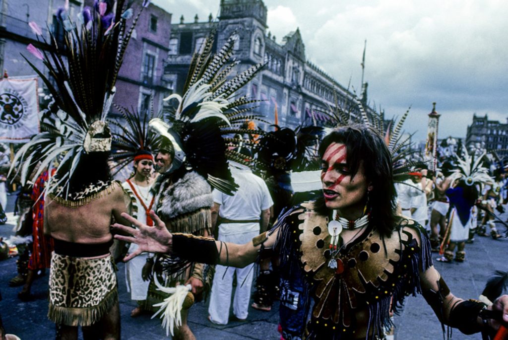 Le conchiglie legate alle gambe producono ritmi legati alle antiche tradizioni azteche