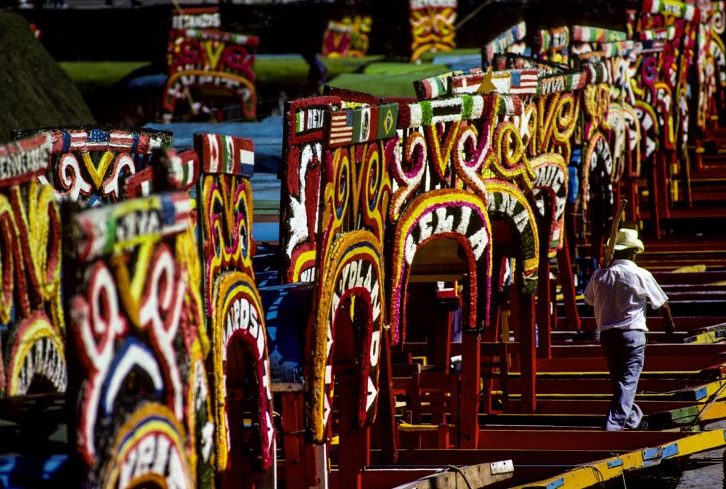 Sulla laguna di Xochimilco a sud della capitale, decine di trajineras, zattere galleggianti cariche di musicisti