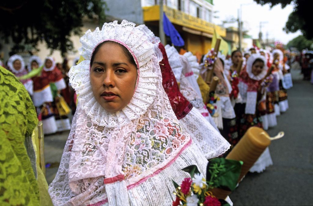 Juchitòn, Vela Cheguigo. Tehuanas con il tradizionale «Huipil Grande», spesso indossato come cappuccio