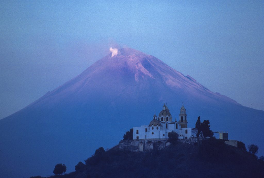 Cholula, il santuario di Nuestra Senōra de los Remedios e sullo sfondo il Popocatepetl, il più grande vulcano messicano