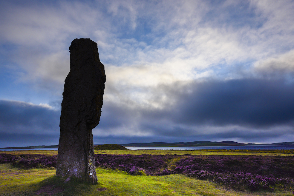 Mainland. Databile tra il 2500 e il 2000 a.C., l'Anello di Brodgar era costruito in un vero e proprio cerchio largo 104 metri