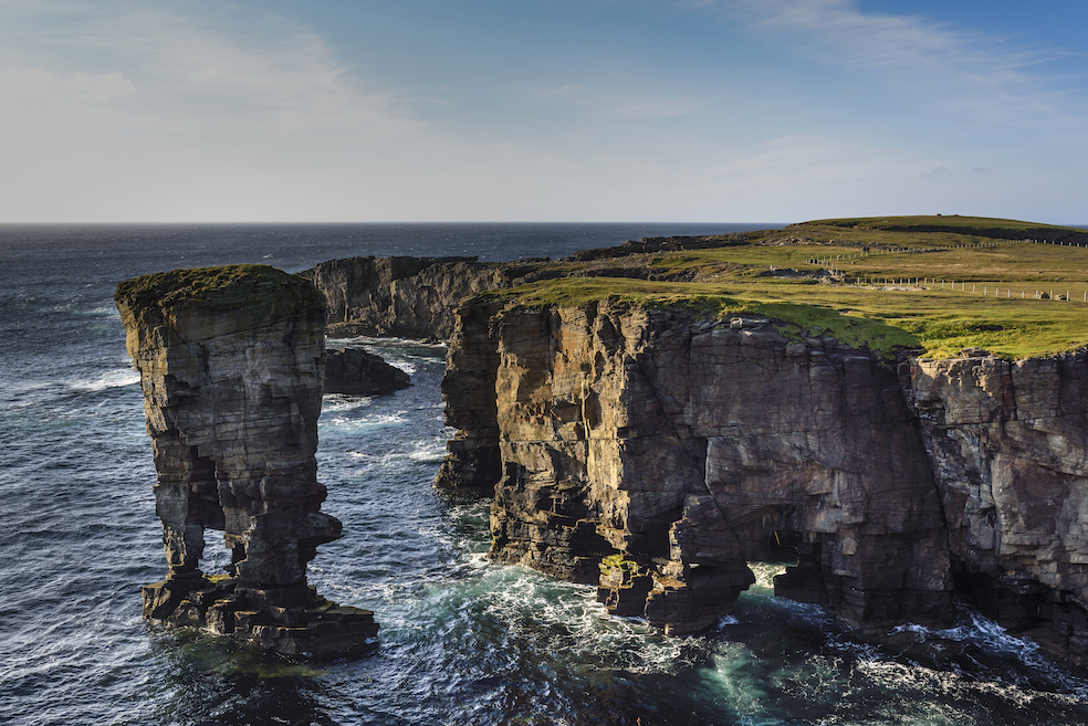 Scogliere di Yesnaby sulla costa occidentale. Yesnaby è popolare tra gli scalatori grazie al castello di Yesnaby, un faraglione a due gambe