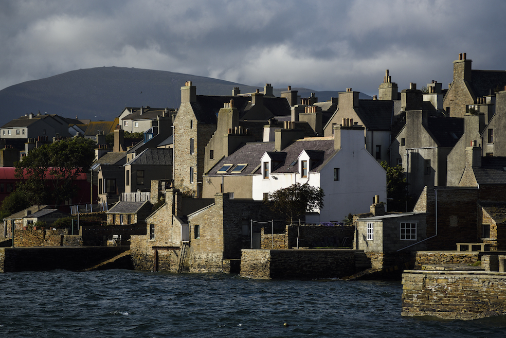 Stromness è la seconda città più popolata delle Orcadi. Le case del centro storico sono raggruppate intorno alla via principale con accesso diretto dal mare