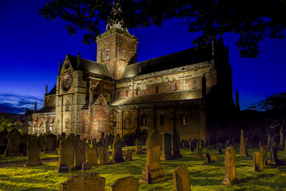 Kirkwall. La cattedrale romanica di St Magnus è un bell'esempio di architettura normanna, attribuita a muratori inglesi