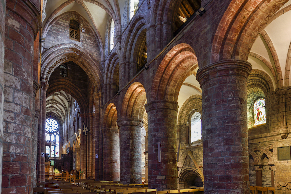 La costruzione della cattedrale romanica di St Magnus, la più settentrionale delle isole britanniche, iniziò nel 1137 e fu completata nel XII secolo