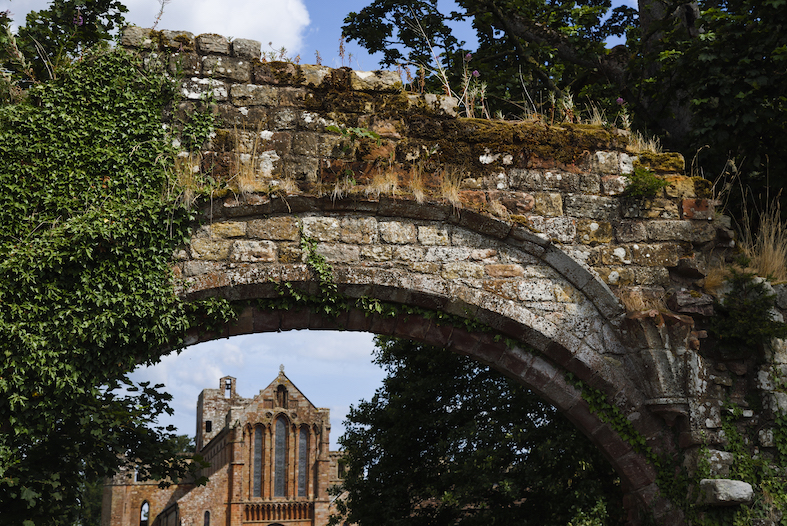 Priorato di Lanercost. Risalenti per la maggior parte alla fine del XIII secolo, questi edifici furono costruiti, almeno in parte, con pietre derivate dal Vallo