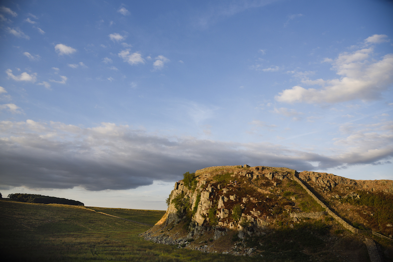 Steel Rig, il Muro che serpeggia lungo i dirupi, con il lago di Crag Lough in lontananza