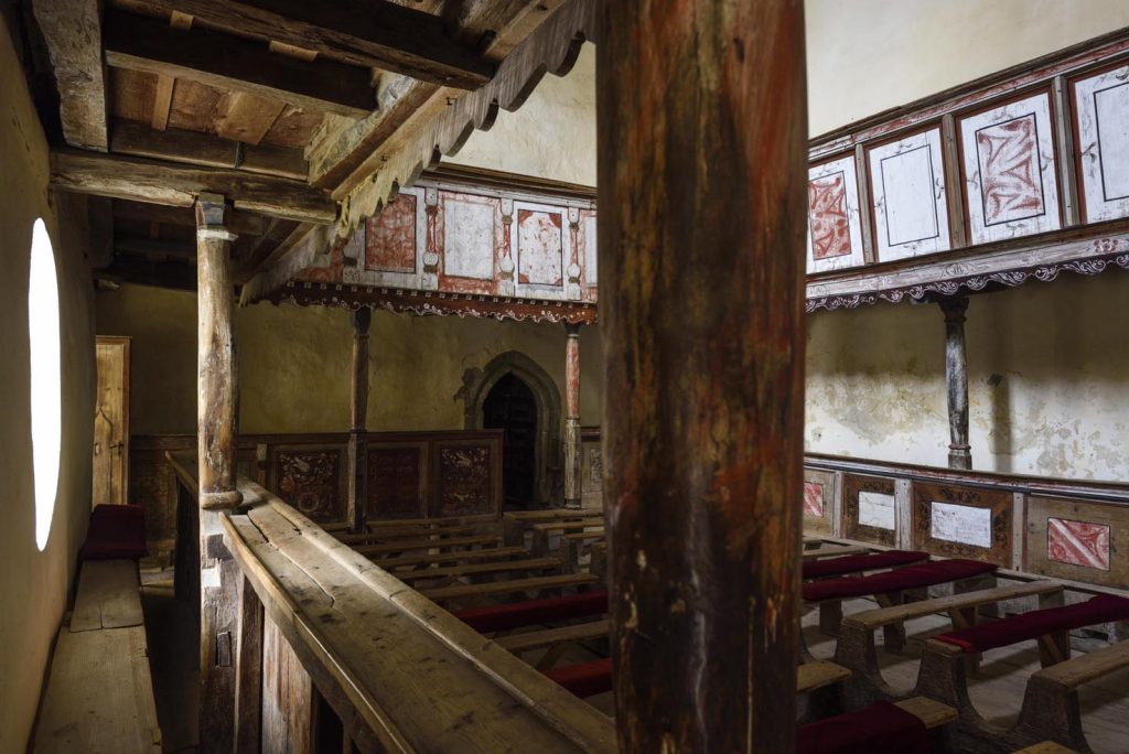 Viscri. I Sassoni costruirono una chiesa romanica nel XIII secolo e la chiesa fu fortificata intorno al 1500