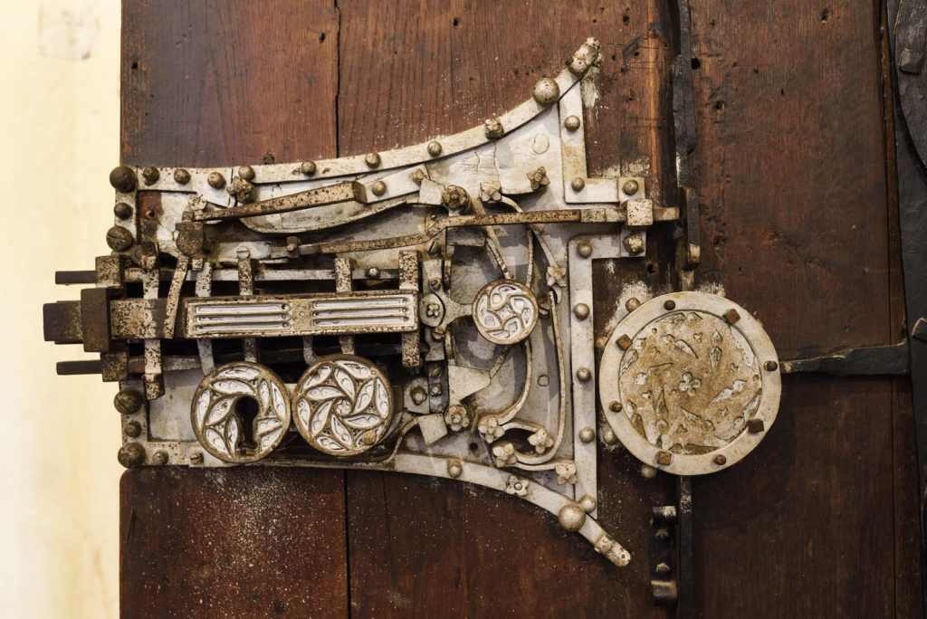 Biertan, questa serratura di una porta di legno contiene 19 serrature in una. Vinse il primo premio all'Esposizione Universale di Parigi nel 1900