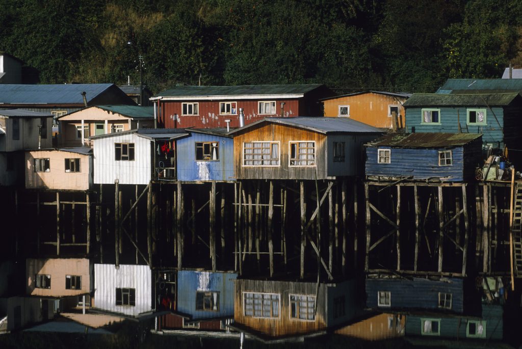 Castro. Palafitos, ovvero case tradizionali costruite su palafitte a picco sul mare