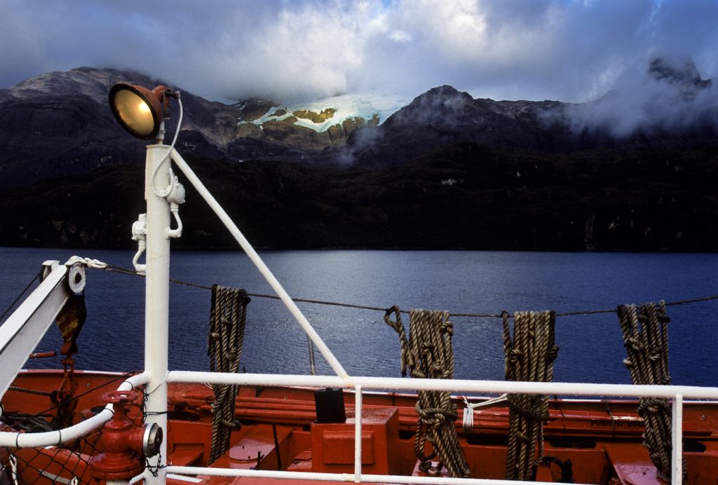 Navigazione in traghetto tra il canale Paso Wide e il golfo di Ultima Esperanza