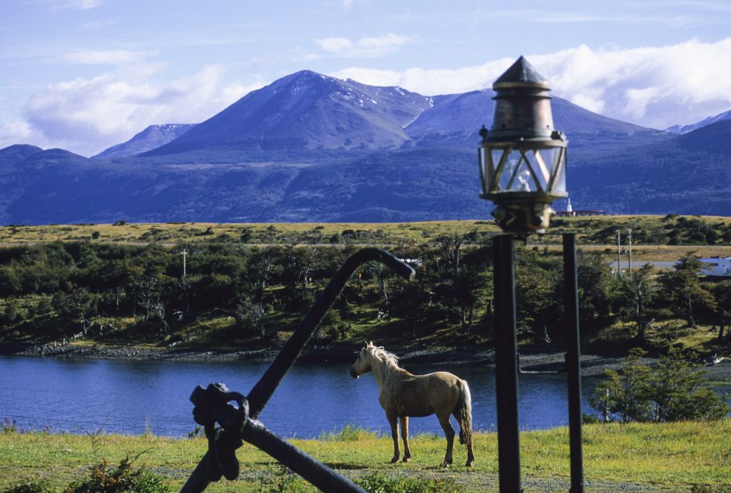 Tierra del Fuego, Puerto Williams, il villaggio più meridionale del mondo. Sul retro, dietro il Canale di Beagle, le montagne della Terra del Fuoco