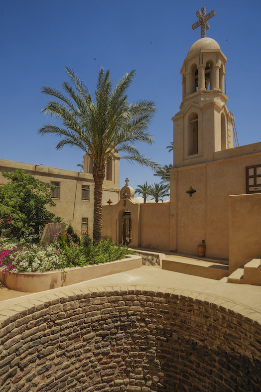 Il Monastero copto di Deir al-Baramous è il più settentrionale dei monasteri di Wadi Natrun e forse il più antico. Si ritiene che sia stato costruito nel luogo in cui San Macario si stabilì nel 330 d.C.