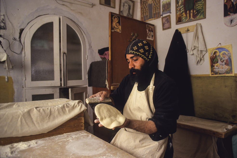 Al Monastero, di notte, i monaci preparano il pane