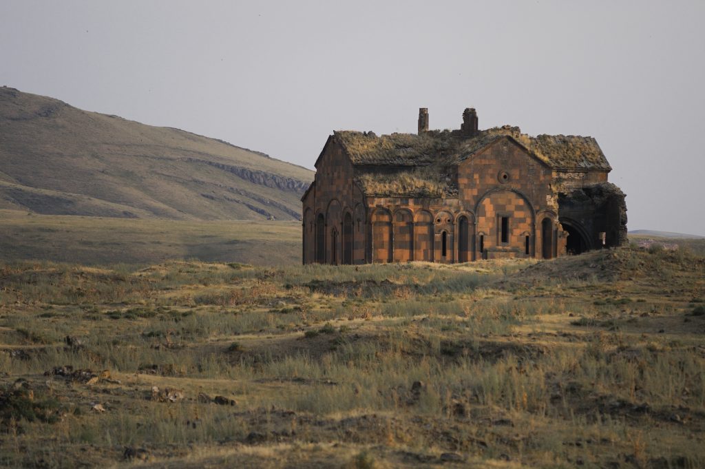 La Cattedrale di Ani è una basilica a cupola che contiene diversi elementi progressivi che le conferiscono l'aspetto dell'architettura gotica