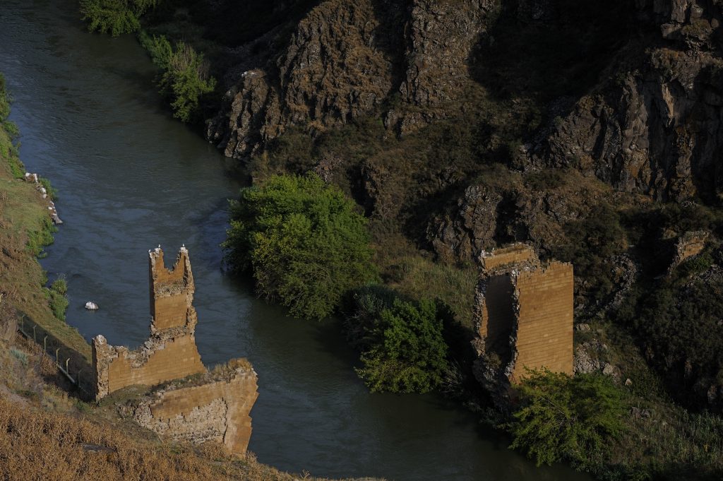 Vista dalla moschea Minuchir, considerata la prima costruita in Anatolia dai turchi selgiuchidi e la parte più antica sopravvissuta è il suo minareto