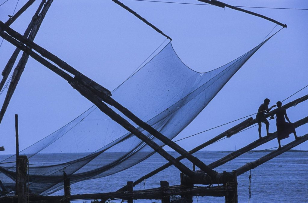 Le reti da pesca cinesi, introdotte dai commercianti cinesi ai tempi di Kublai Khan, hanno bisogno di 5-6 pescatori per allevarle