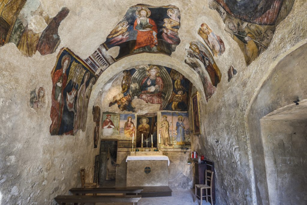 La chiesetta di Pale fu restaurata nel 1712 ed è decorata con affreschi che si possono suddividere in votivi e ornamentali