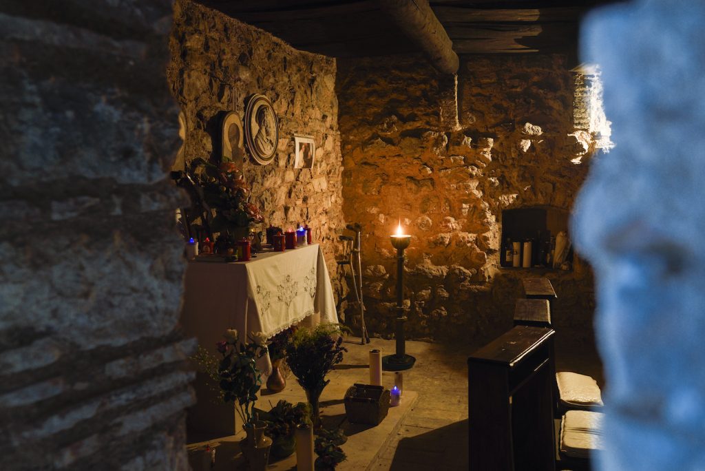I primogeniti della famiglia Cancelli curavano la sciatica in questo piccolo ambiente della loro casa che oggi è la cripta del santuario