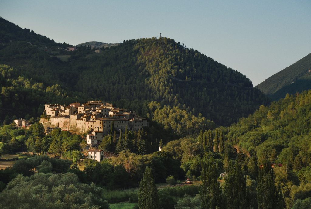 Valnerina, Castel San Felice borgo nei pressi di Sant'Anatolia di Narco e l'abbazia dei SS Felice e Mauro, fondata nei pressi delle grotte