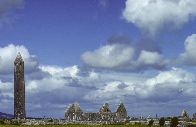 Burren, monastero di Kilmacduagh vicino a Gort, uno dei più importanti complessi monastici d'Irlanda