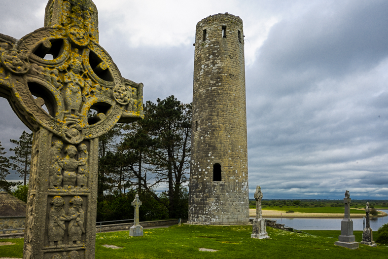 Clonmacnois, contea di Offaly. Il monastero fu fondato tra il 545 e il 548 da Ciarán Mac a tSaor. Molti degli alti re di Tara e Connacht furono sepolti qui