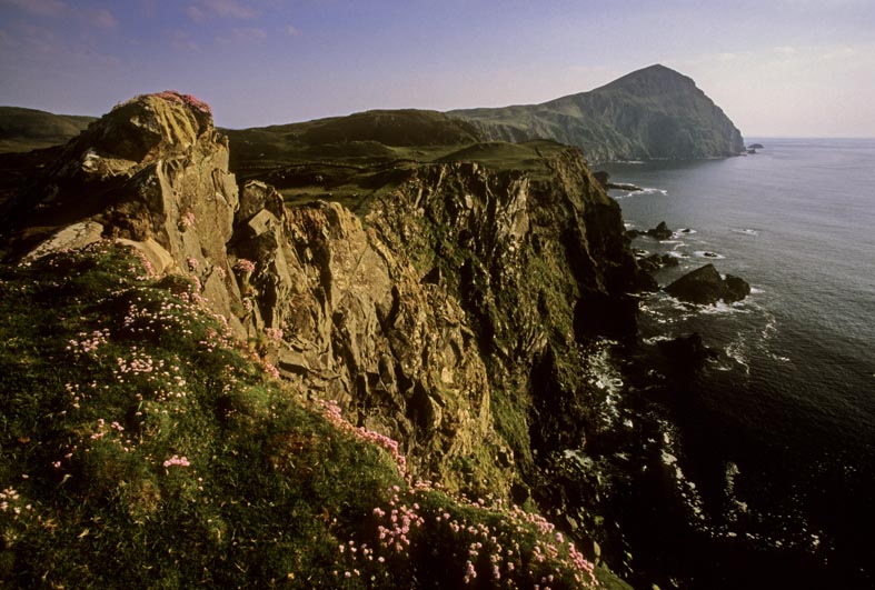 La vista dalla cresta dell’isola di Clare può cambiare da nebbia fitta a luce quasi tropicale