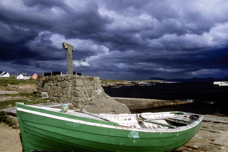 Porto dell’isola di Tory. La Croce Tau, una delle due sopravvissute in tutta l'Irlanda, è ciò che resta del monastero fondato da San Colombano