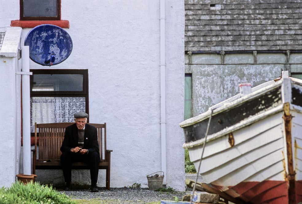 Agli abitanti di Tory, dopo le violente tempeste del 1981-1982, il Governo irlandese offrì case sulla terraferma, ma solo la metà della gente vi si trasferì