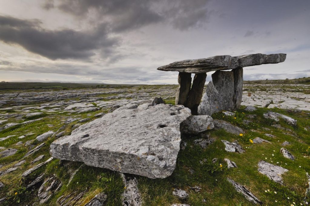 Burren, contea di Clare. Poulnabrone Dolmen è una tomba a portale risalente al periodo neolitico, probabilmente tra il 4200 a.C. e il 2900 a.C.
