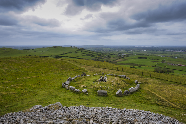 Contea di Meath, Louchgrew Hills, T-Cairn. Louchgrew è il sito di sepolture megalitiche risalenti al 3500 e 3300 aC circa