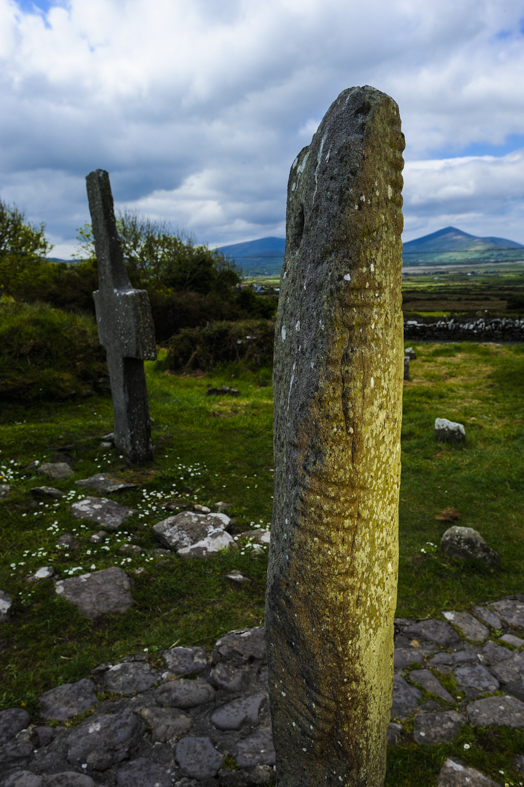 Penisola di Dingle. Monastero di Kilmalkedar, una pietra ogham. Ogham è un alfabeto altomedievale utilizzato principalmente per scrivere l'antica lingua irlandese. 