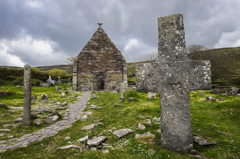 Dingle. Monastero di Kilmalkedar, una pietra ogham. Ogham è un alfabeto altomedievale utilizzato per scrivere l'antica lingua irlandese