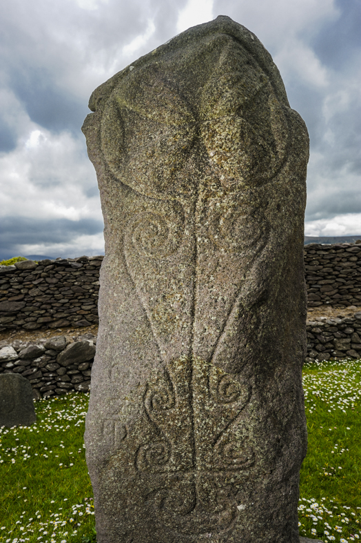 Penisola di Dingle. Insediamento monastico di Riasc, le rovine di un monastero del VI secolo. Il Mainistir Riaisc ospita almeno 10 lastre con iscrizione incrociata, la più impressionante delle quali è la Reask Stone decorata con disegni a spirale e scolpita con le iniziali DNE, abbreviazione del latino Domine ("Signore").