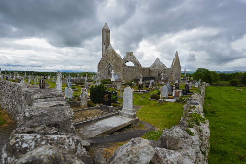 Burren, monastero di Kilmacduagh vicino a Gort, uno dei più importanti complessi monastici d'Irlanda