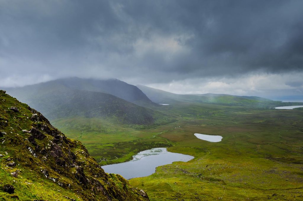 Dingle, paesaggio vicino al passo Connor. Sul retro Monte Brandon o Brandon Mountain, la vetta più alta della penisola di Dingle