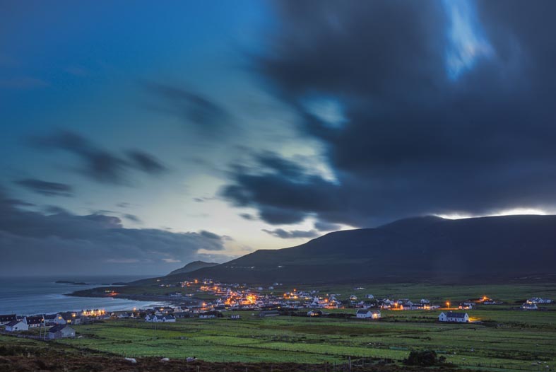 Villaggio e spiaggia di Dooniver sulla costa orientale, di Achill Island