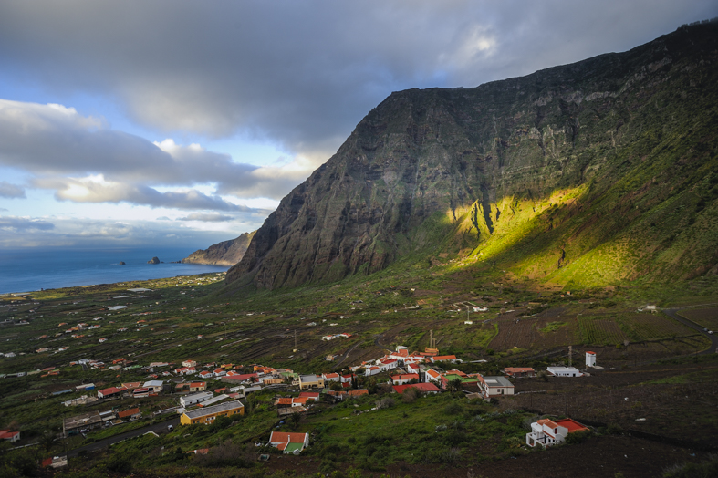El Golfo con il villaggio di Frontera e Roques de Salmor